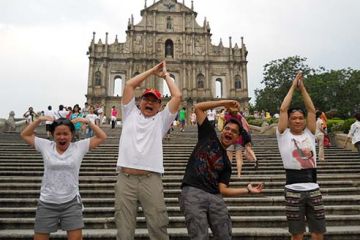 4 people pose in front of a landmark go team hotshots city explorer