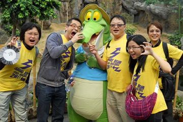 group photo with a person dressed with a crocodile costume hotshots team building activity